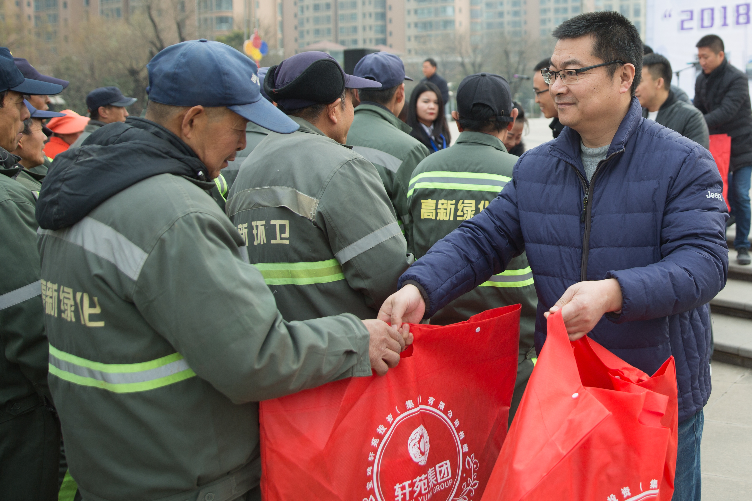 “2018•轩苑暖冬行动”捐赠仪式在宝鸡高新广场隆重举行! “2018•轩苑暖冬行动”捐赠仪式在宝鸡高新广场隆重举行!
